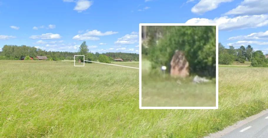 Skillstastenen as seen from the road.